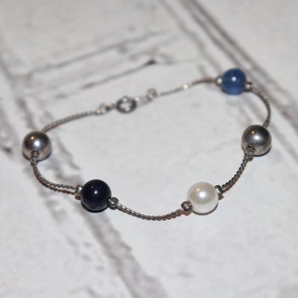🌊 Silver & Blue Beaded Bracelet · Faux Pearls · 7.25" · Coastal Cool 🌊 - Picture 2 of 4